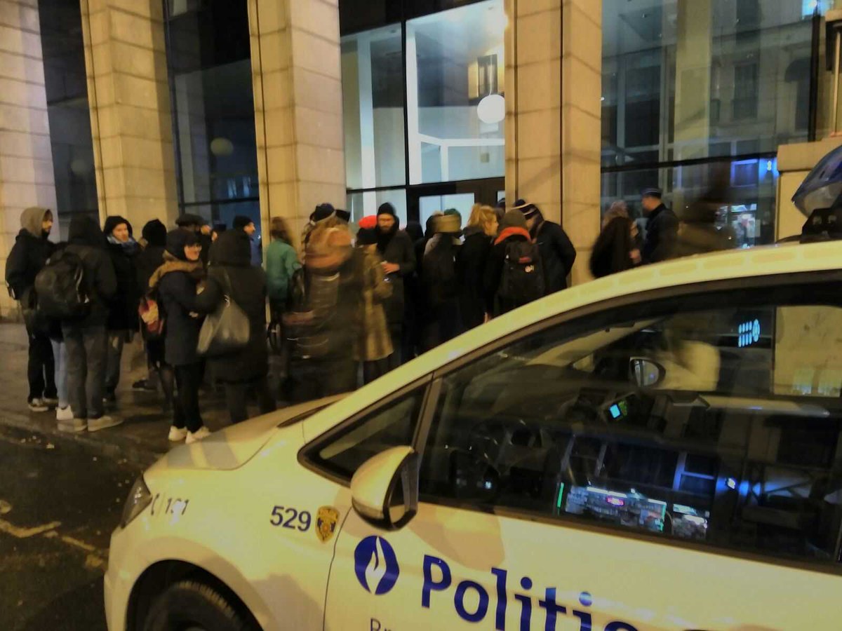 Politie pakt zeven sans-papiers op bij artistieke organisatie voor vluchtelingen Globe Aroma: twee naar gesloten centrum 127bis bruzz.be/samenleving/ze… #Brussel #GlobeAroma #127bis #Steenokkerzeel