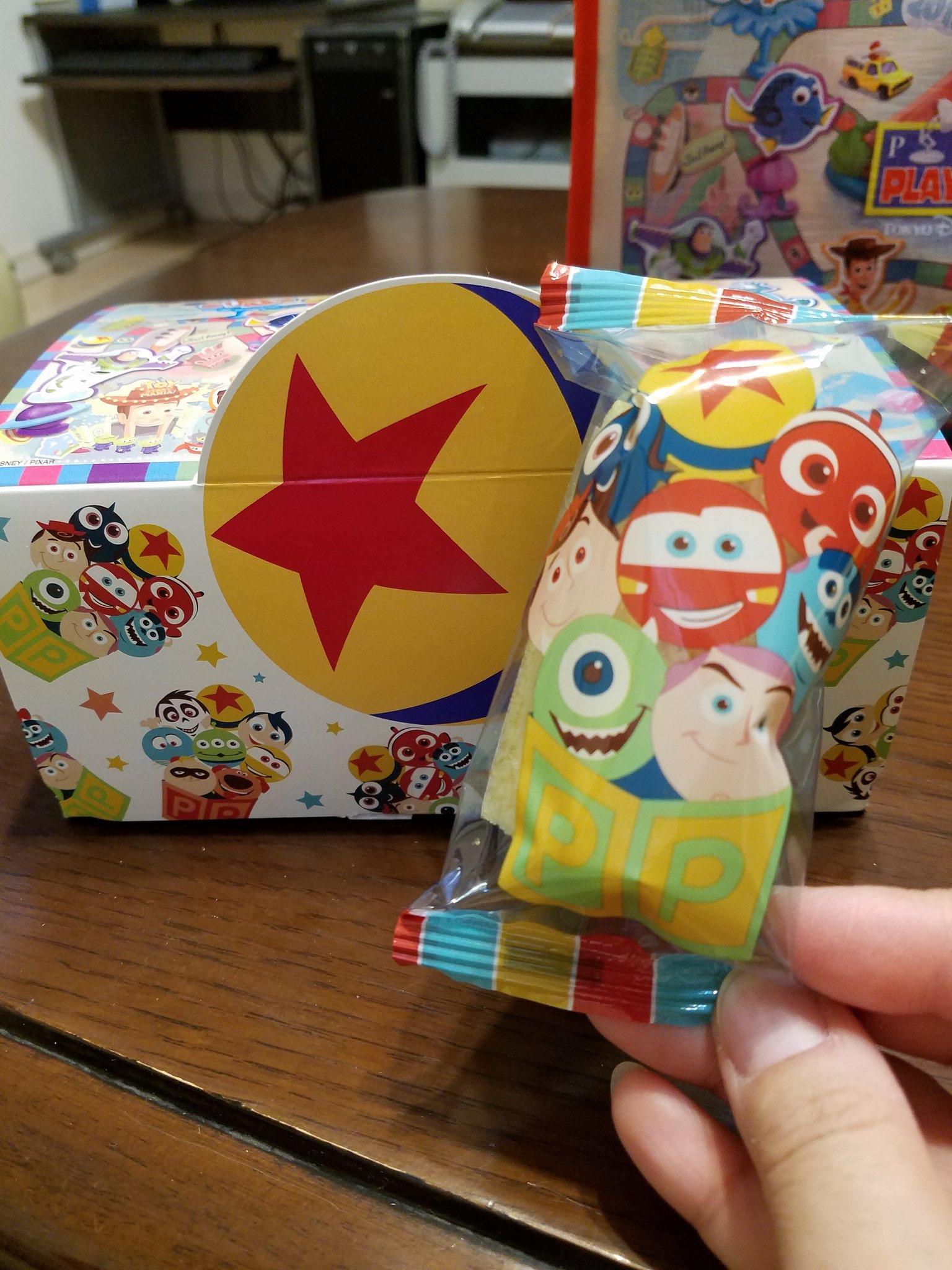 تويتر 黒にゃんこ على تويتر ディズニーシーのおみやげ スティックバウムクーヘン このお菓子はめちゃくちゃ美味しいです 大きさといい 味といい 大満足 コーヒーや紅茶と一緒に頂くと最高ですね ディズニーシー お土産 T Co Thq26zgv74