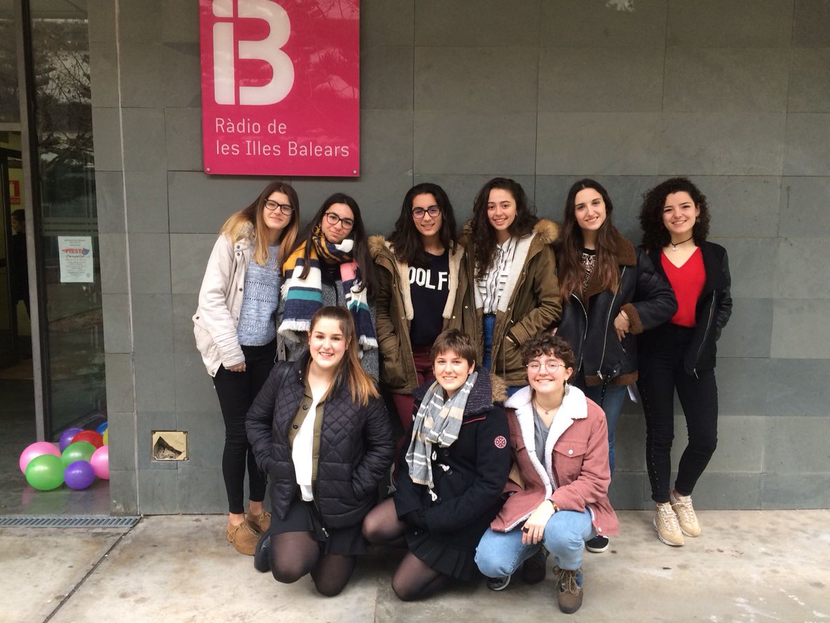 BalearsFCiencia's tweet photo. En la tertúlia d'avui han vengut futures científiques des de @LaSalleInca, @iesmanacor i @laribera2018, alumnes de 4 d'ESO i de Batxillerat. I també xerram amb Eva Tur de @Eiviciencia. 👩‍🚀👩‍🔬👩‍💻 https://t.co/nh2PZjcACN