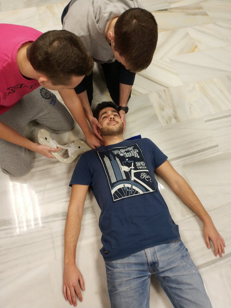 cprfourall's tweet photo. Inmovilización cervical, SIEMPRE entre dos socorristas #PrácticasSeguras #FSSCV https://t.co/yglXmBgQa8