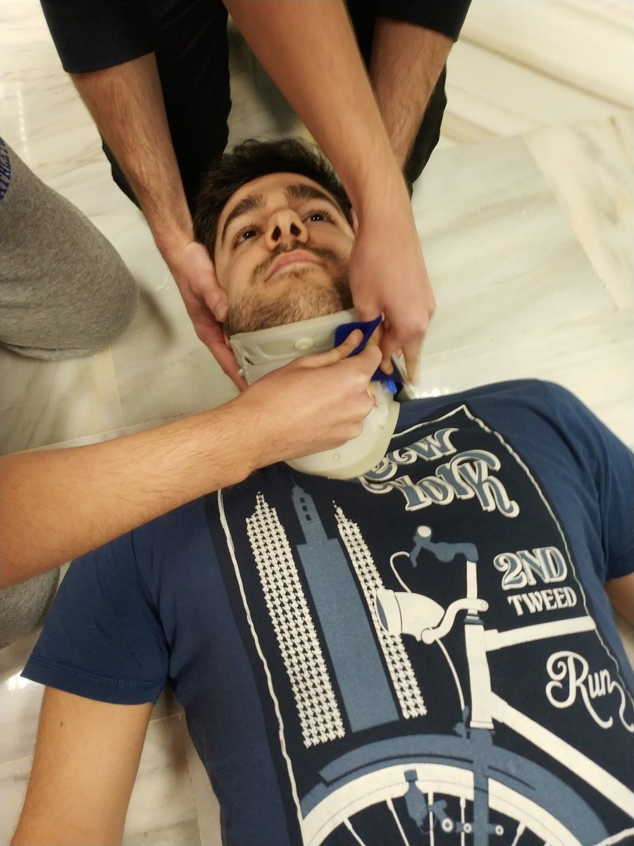 cprfourall's tweet photo. Inmovilización cervical, SIEMPRE entre dos socorristas #PrácticasSeguras #FSSCV https://t.co/yglXmBgQa8
