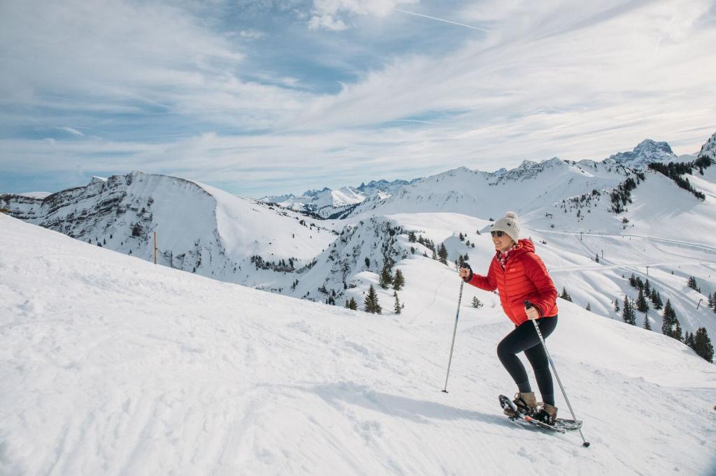 Oesterreich_de's tweet photo. Line und Sebastian von https://t.co/nOf4QBdszO waren im #Bregenzerwald. Vom Huskeytrail bis zur Schneeschuhwanderung: was man dort erleben kann erfahrt ihr hier https://t.co/jviFAA0ytZ #yeahwinter (KG) https://t.co/D1pXCpxkU1