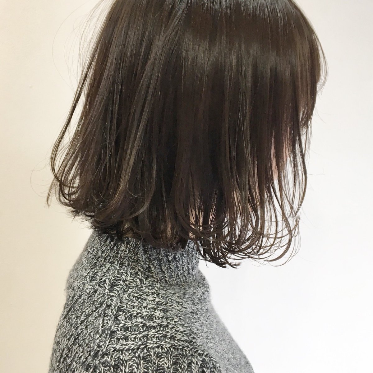 下北沢 美容師 丸山綾香 Na Twitteru グレージュ カーキアッシュ どちらもワンレンボブだけど セットの仕方でショートボブ風にもできるよっ ハイライトいっぱい可愛いよっ 下北沢 美容師 美容室 ボブ ショートボブ グレージュ カーキ アッシュ お洒落さんと 下北沢 美容師 丸山綾香 Na Twitteru グレージュ カーキアッシュ どちらもワンレンボブだけど セットの仕方でショートボブ風にもできるよっ ハイライトいっぱい可愛いよっ 下北沢 美容師 美容室 ボブ ショートボブ グレージュ カーキ アッシュ お洒落さんと