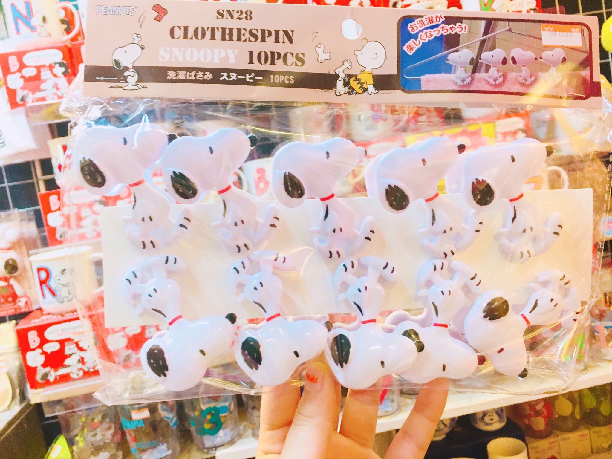 ヴィレッジヴァンガード下北沢 毎日のお洗濯が楽しくなるスヌーピーの洗濯バサミが入荷 生活感出てしまうものを 可愛い物にしたい意識高い私みたいな子は是非getして欲しい タオルにスヌーピーたくさんくっ付いてたら絶対かーいー T
