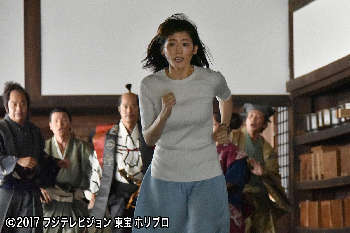 カンテレ 今夜９時は映画 本能寺ホテル 京都で繭子 綾瀬はるか が宿泊したのは戦国時代 に繋がる不思議なホテルだった プリンセストヨトミ の鈴木雅之監督と綾瀬はるかさん 堤真一さんが再びタッグを組み 本能寺の変 の謎に迫る歴史