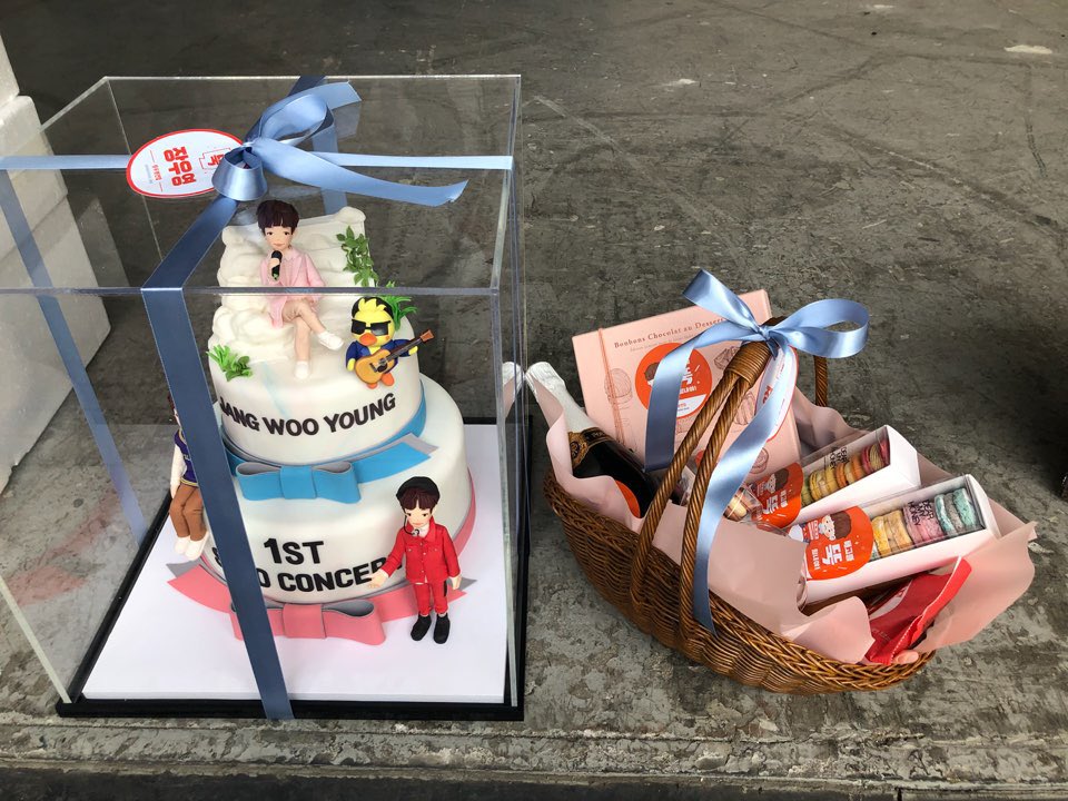 [장우영연합] <1.우영 식사&amp;간식&amp;케익> 따뜻하게 먹을 수 있는 음식들과 허니자몽 등 과일, 그리고 ‘뚝’에 맞는 케익을 제작해서 넣었습니다. 특히 공연 전에 식사하기 어려울 상황을 감안, 초콜릿 등의 간식과 샴페인도 같이 넣었습니다💙 #우영 #WOOYOUNG