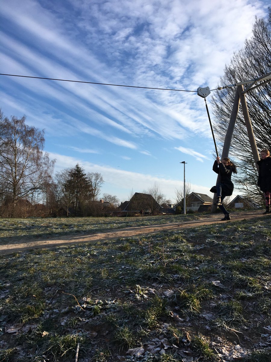Een koude en sportieve @BeweegWijs week. ❄️ Extra veel bewegen dus om het lekker warm te krijgen! 😃 @BW_DeVlier de kabelbaan zit in het bootcamp parcours. #klimmen/klauteren #zwaaien #springen #leerlijnen naar buiten.