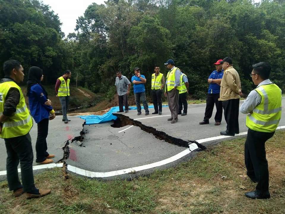 IrBahari's tweet photo. Kerja kerja pembaikan jalan mendap dan mengganti box culvert di C110 Jln Lanjut - Bernas telah siap dan telah dibuka kepada semua kenderaan sepenuhnya. https://t.co/bBPwHVh2G6