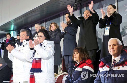 평창올림픽이 온통 빨갱이판이 되어가는데,유일하게 펜스副統領은 自由大韓의 자존심을 지켜주고있다.천안함을 방문하고 탈북자들과 면담하며,北은 감옥이라고 언급했다.또한 김영남과 눈도 마주치지않고 同席자리도 박차고나왔다.6.25참전군인의 아들답게 결기를보였다.이런것들을 언론이 보도안한다.