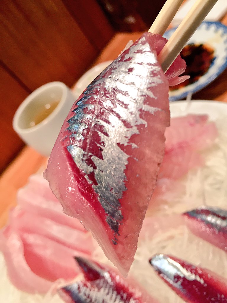 レイリー 突飯テロ 真似メシテロに御用心w 今回は旬の刺身爆弾 ブリ ホウボウ ウルメイワシ 2 3枚目 ブリの刺身 綺麗なサシで白く染まったブリトロ 優しい歯応えのあと口の中で甘く溶ける極上の逸品 ４枚目 ウルメイワシの刺身 プリップリの