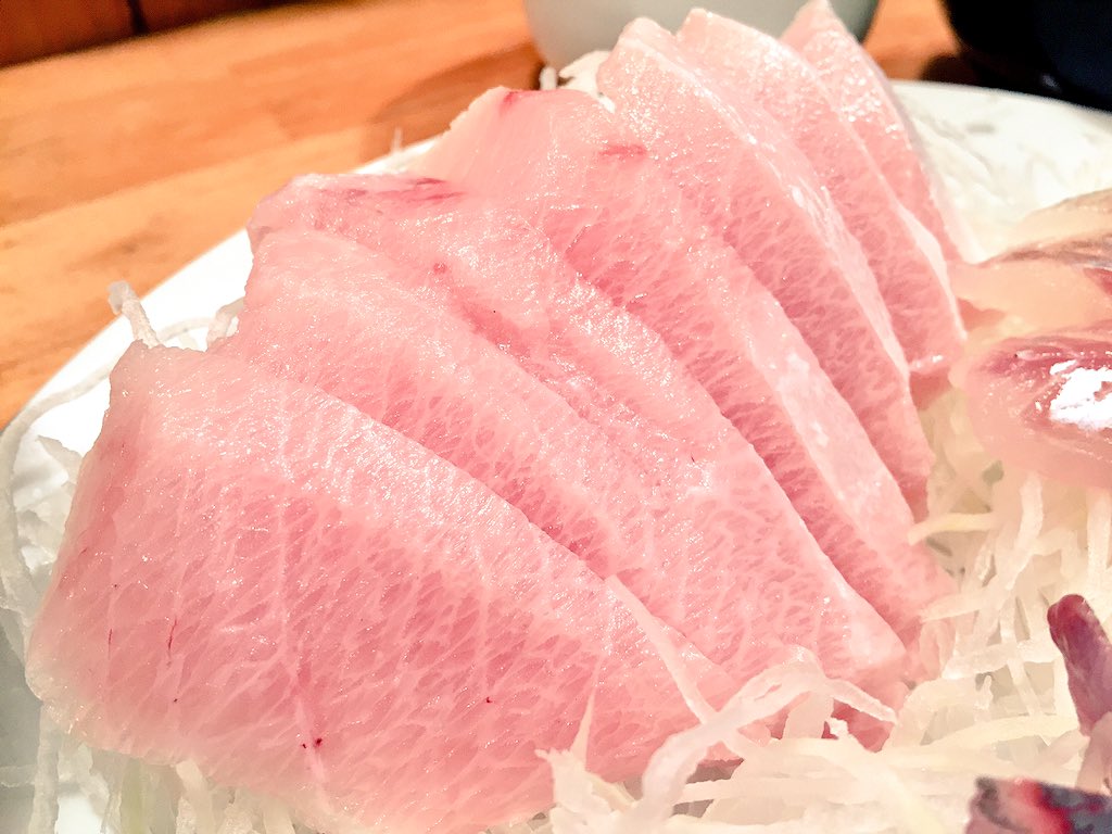 レイリー 突飯テロ 真似メシテロに御用心w 今回は旬の刺身爆弾 ブリ ホウボウ ウルメイワシ 2 3枚目 ブリの刺身 綺麗なサシで白く染まったブリトロ 優しい歯応えのあと口の中で甘く溶ける極上の逸品 ４枚目 ウルメイワシの刺身 プリップリの