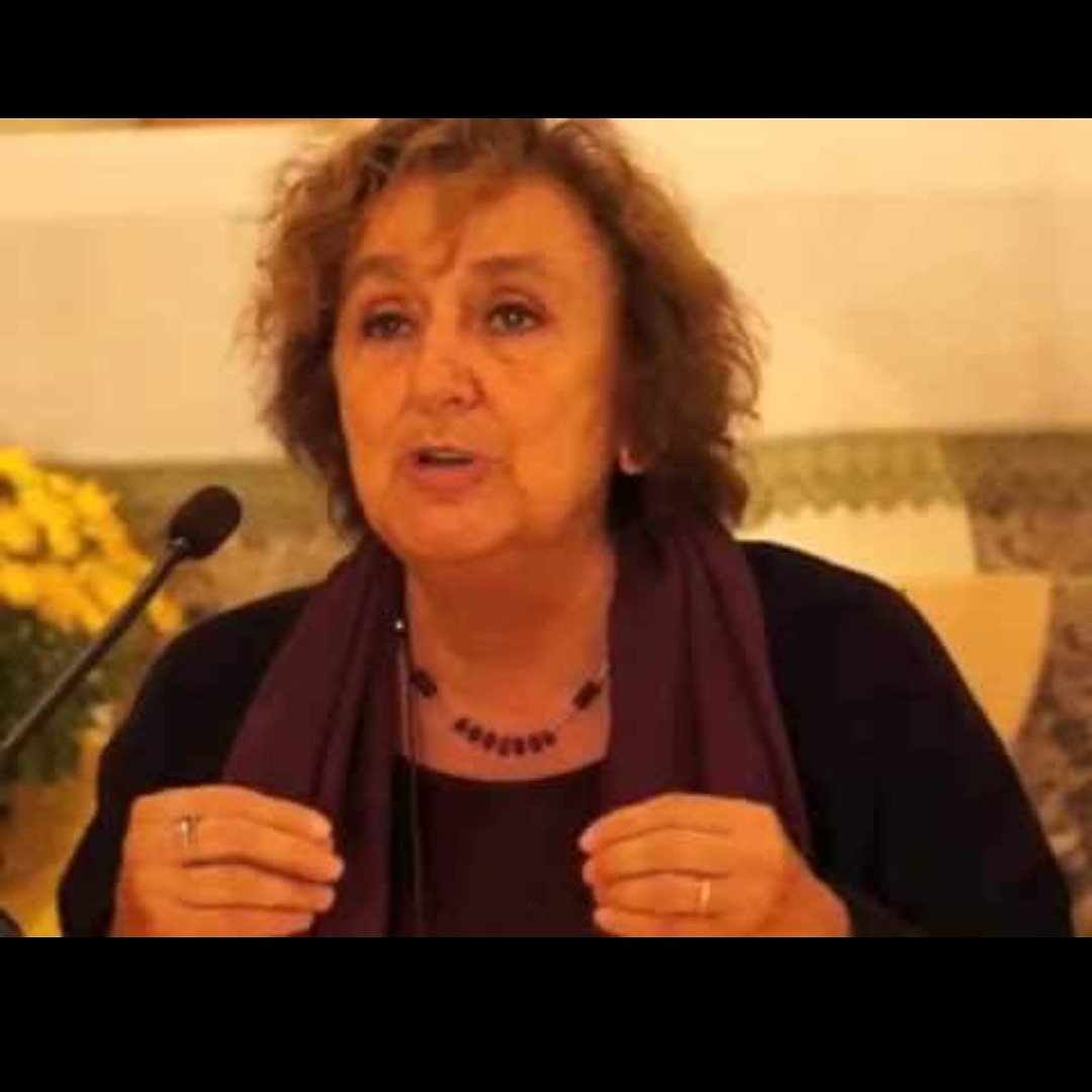 LaterzaAgora's tweet photo. Domenica #11febbraio, alle ore 11.30, presso il @TeatroBellini tornano le #LezionidiStoria @editorilaterza
Per il ciclo "#Napoli come un #romanzo": 
Gabriella Gribaudi
1943-1945.
L'altra guerra da "Napoli milionaria!" di Eduardo De Filippo.
Vi aspettiamo! https://t.co/j7qk2XDOpI