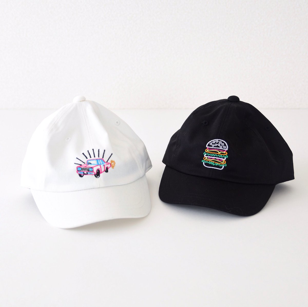 CHIGOtko's tweet photo. soulsmaniaから刺繍キャップが入荷しています。男の子が大好きなクルマとハンバーガーのモチーフ！ツバの形も綺麗です。男の子は坊主頭にキャップ(昭和)。私には永遠の憧れです…✨近日中にwebアップ予定です。 https://t.co/cEmisNaHpf