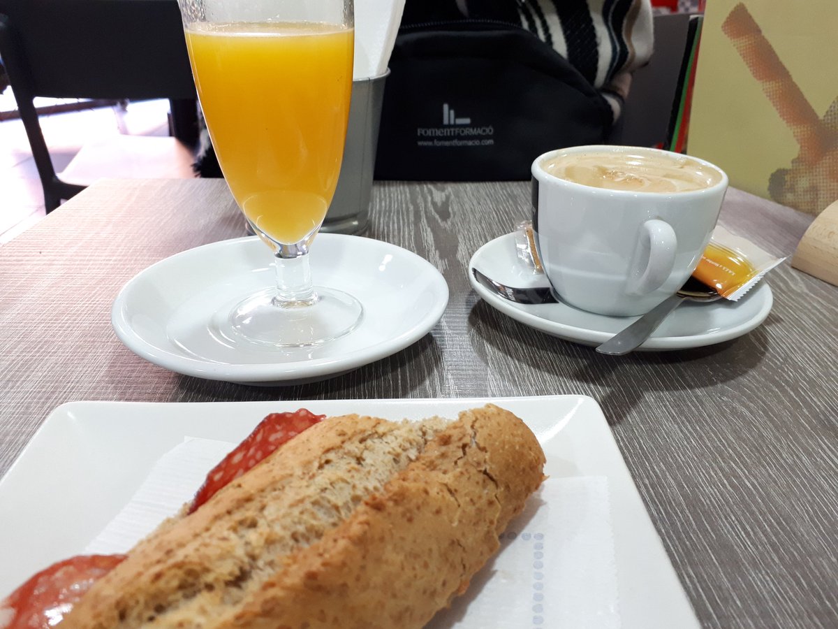RocMonge's tweet photo. Cogiendo fuerzas para una nueva sesión del Curso d #CommunityManager impartido por @marisolcomunic en @fomentformacio #VitaminasMañaneras #BonEsmorzar #BuenDesayuno #ClasesProductivas #FelizSábado #BonDissabte https://t.co/BJOmGBd1Ol
