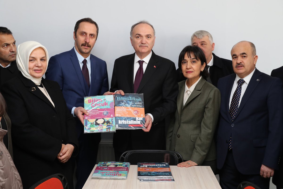 Dr_Faruk_Ozlu's tweet photo. Düzce’de Necmettin Erbakan Halk Kütüphanesi’nin açılışını gerçekleştirdik, hayırlı olsun. Biz de kütüphaneye TÜBİTAK’ın bazı kitaplarını hediye ettik. Büyük ve güçlü Türkiye için çocuklarımızın daha çok okumasına her zaman destek olacağız. https://t.co/4tm4pBiIlh