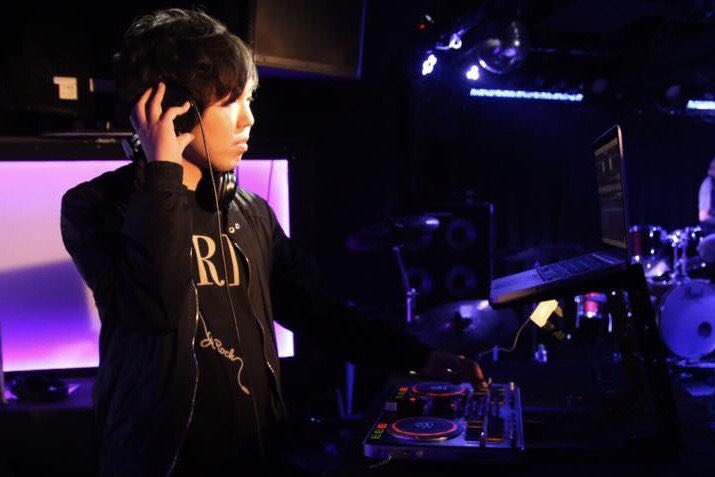 Silent It サイレントフェス A Twitter 出演dj紹介 Dj R Kurokuro0218 中野にあるjロックバーのオーナー Jロックdjイベントの主催兼dj Djではメロコア ラウド スクリーモ系の激しく盛り上がるロックをメインに流します 知ってる人も知らない人も一緒 Silent It サイレントフェス A Twitter 出演dj紹介 Dj R Kurokuro0218 中野にあるjロックバーのオーナー Jロックdjイベントの主催兼dj Djではメロコア ラウド スクリーモ系の激しく盛り上がるロックをメインに流します 知ってる人も知らない人も一緒