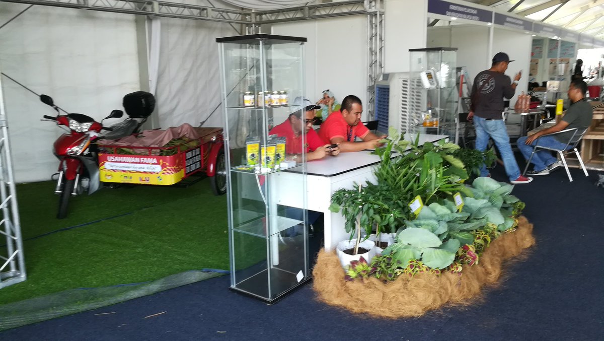 MINDEFMalaysia's tweet image. Persiapan yang giat di booth-booth agensi yang terlibat dalam #FiestaNBOS Mesra Rakyat di padang awam Paloh, Kluang, Johor.
Pelbagai aktiviti menarik menanti anda semua disana. Jom datang ramai-ramai! 
#FiestaNBOS
#PerkasaPerwira
#Sembrongkita