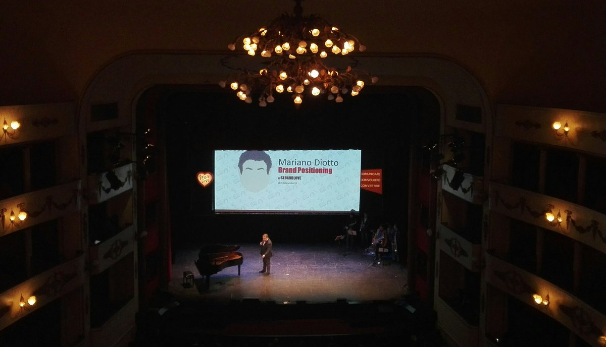 IlariaSalmaso's tweet photo. @marianodiotto parla di #BrandPositioning al #SEOANDLOVE ! #semiotica #IUSVEsocialTEAM #comunicazione #WebMarketing https://t.co/BtyNQPiqyJ