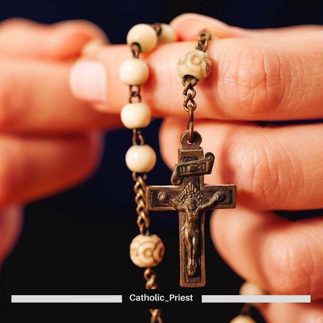 Catholic_Priest's tweet photo. "I asked a favour of you (Saint Benedict), and you refused it. I asked it of God, and He has granted it." - #SaintScholastica
.
📸 Praying the Rosary/Stock Photo Secrets #SacredArtandImages
.
.
#justprayalways—#prayconstantly #MercyandPeace #Catholic_… https://t.co/YKheZZZVuW https://t.co/1dq0gxIHpO