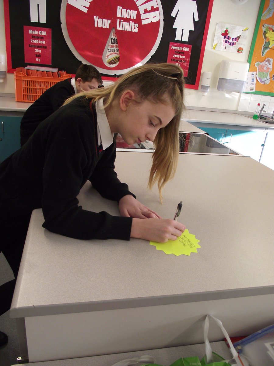 EccoTeaching's tweet photo. Thank you to @MrsDeanDT for trying out her #PoundlandP resource yesterday. Her Year 7 students used the stars to focus on ways in which the class had succeeded after having made their fruit crumble. What a great idea! @eccoDT go into the hat for the prize!#TeachingAndLearning❤️ https://t.co/hrKlDKs4SC