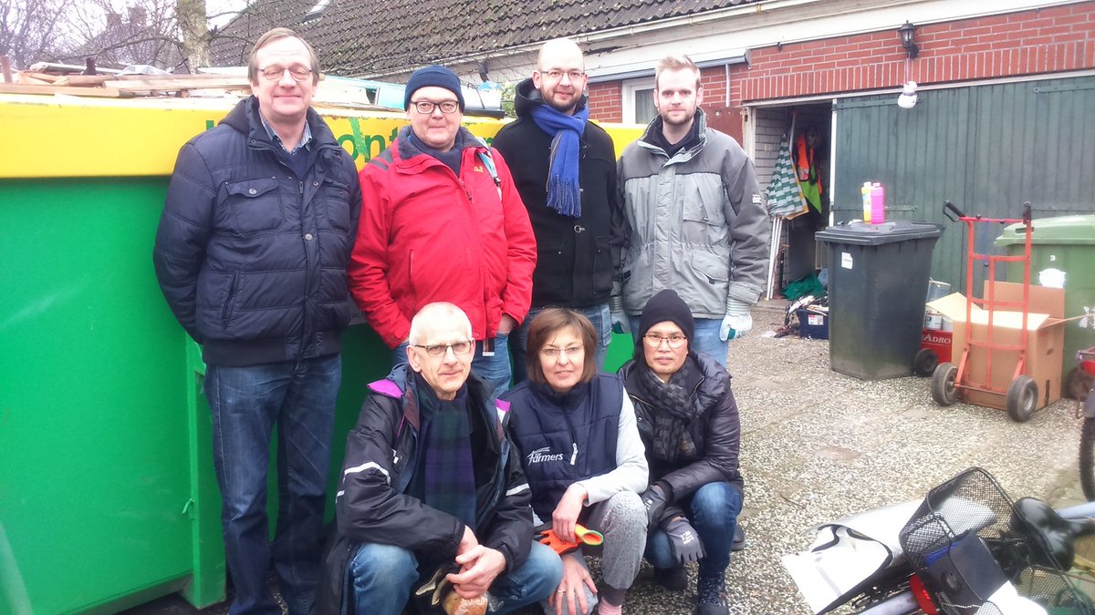 PresentNG's tweet image. Groep uit Delfzijl werkt hard om huis in Spijk op te ruimen. Wat een inzet👍
