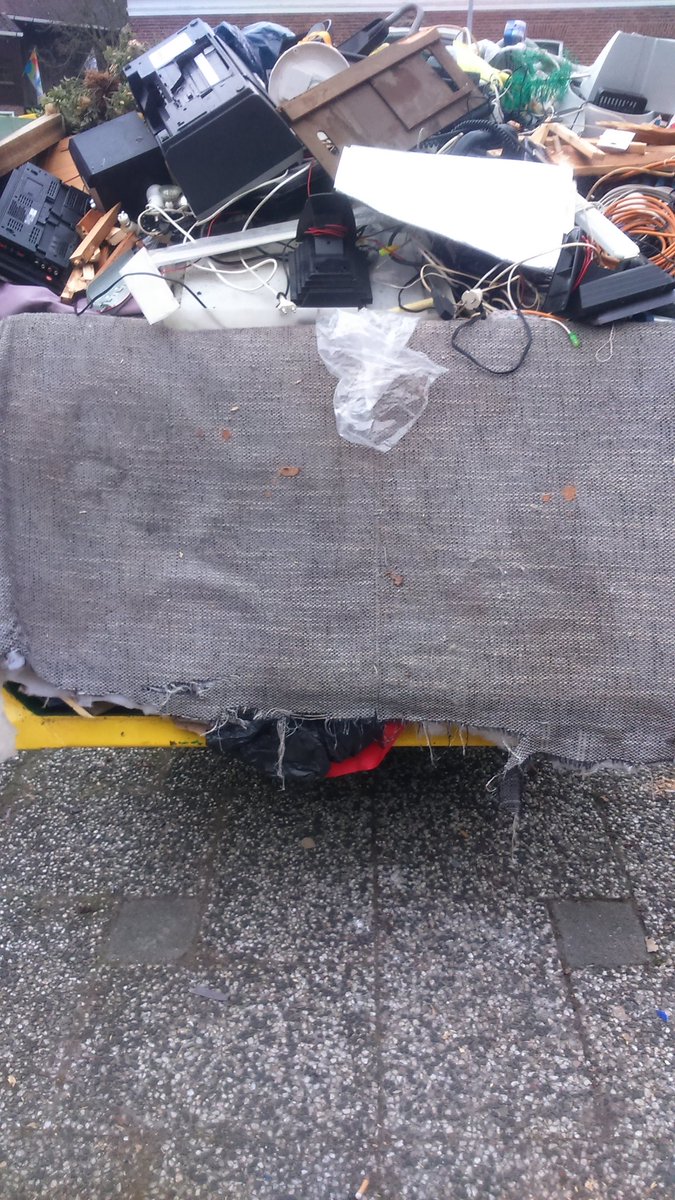 PresentNG's tweet image. Groep uit Delfzijl werkt hard om huis in Spijk op te ruimen. Wat een inzet👍