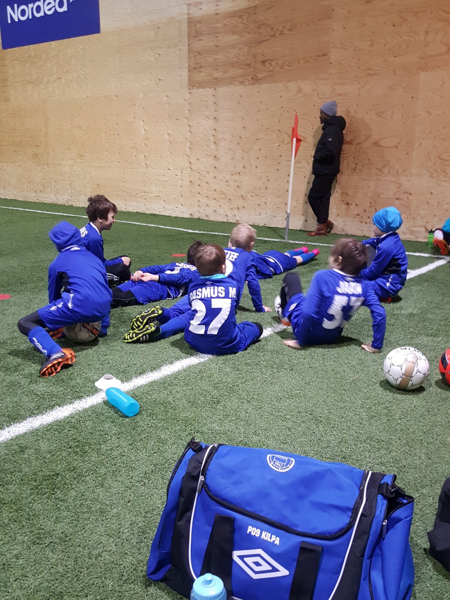 JaPS09Kilpa's tweet photo. Tauolla ennen seuraavaa peliä JäPS 08 turnauksessa  #sininensydän #fiilistellenfutista https://t.co/siB4h3XMOn