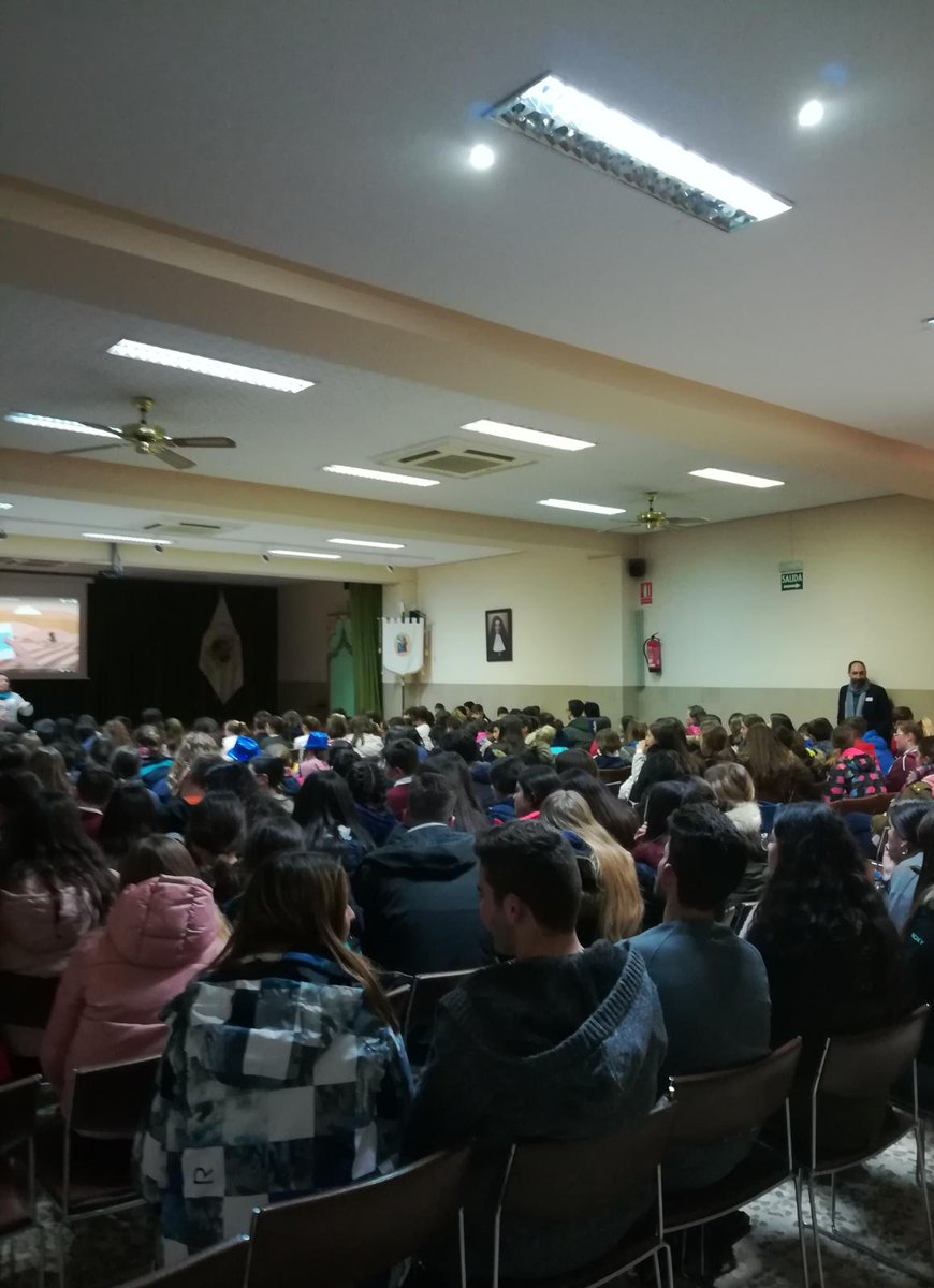 Safa_Utrera's tweet photo. Con el lema #ComparteLoQueImporta celebramos el día del Ayuno Voluntario en la 59 Campaña de @ManosUnidasONGD. Un almuerzo solidario donde más de 200 alumnos, antiguos alumnos y profesores hemos compartido una reflexión, comida y bailes... https://t.co/6f6AZNyIQG