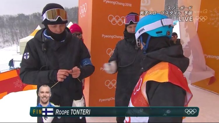 平昌五輪 スノーボードのスタート地点で編み物をコツコツしているコーチがいる 実は恒例行事のようです Togetter