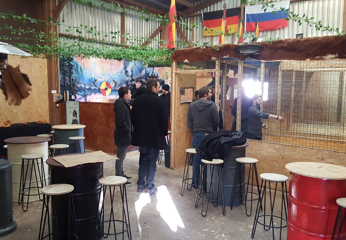 Bar_Hache's tweet photo. les premiers lanceurs sont arrivés !
Viennoiserie offerte ce matin au Valhalla pour la foire d'hiver d'airsoft lancer de hache :-) #Caen #sortie #bar #lancerdehaches #petitdejeuner #airsoft https://t.co/jVUcv4379w