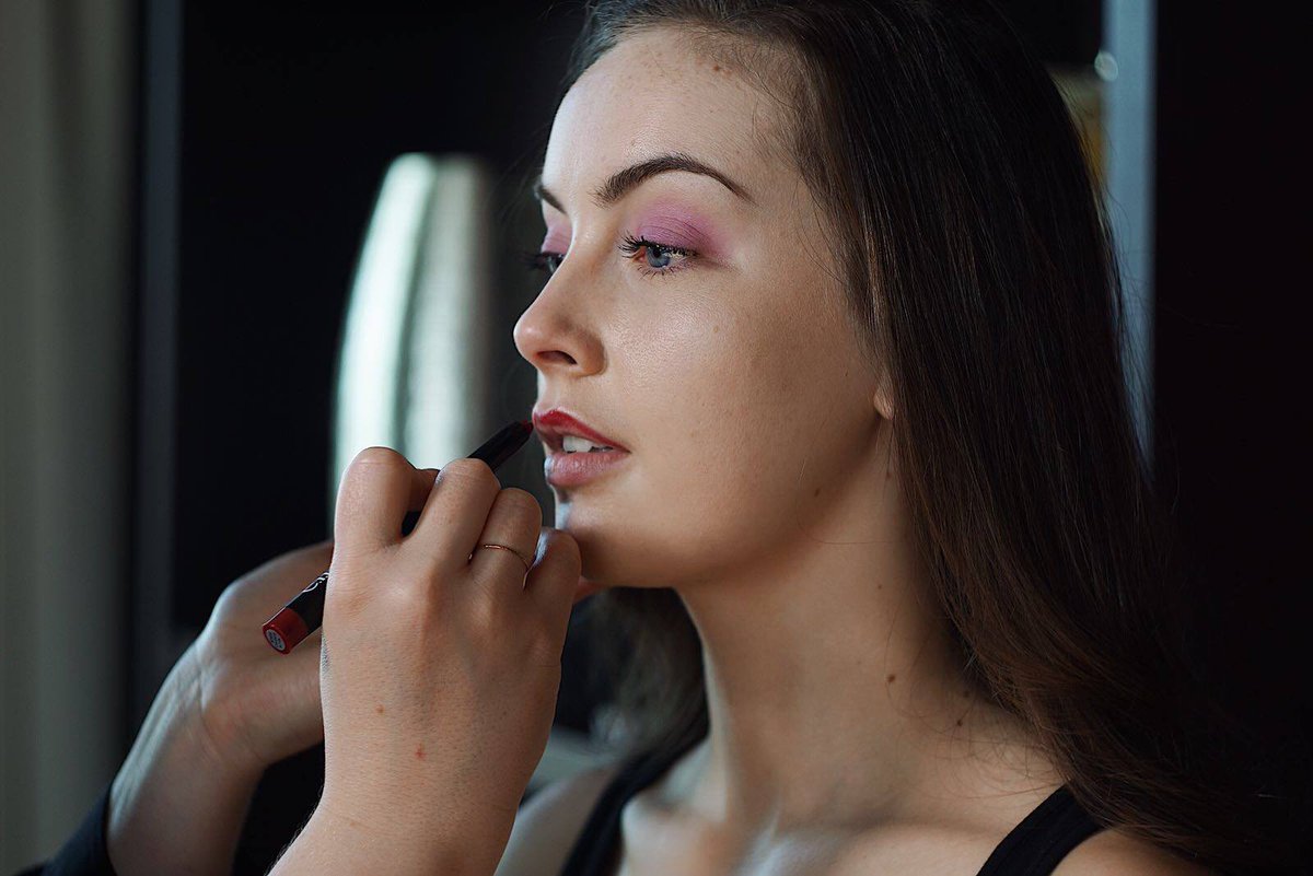 SarahLanagan's tweet photo. Behind the scenes, shooting with @ELFCosmeticsUK this week 💄#mua #beauty #makeup https://t.co/1HmYT2cJHk