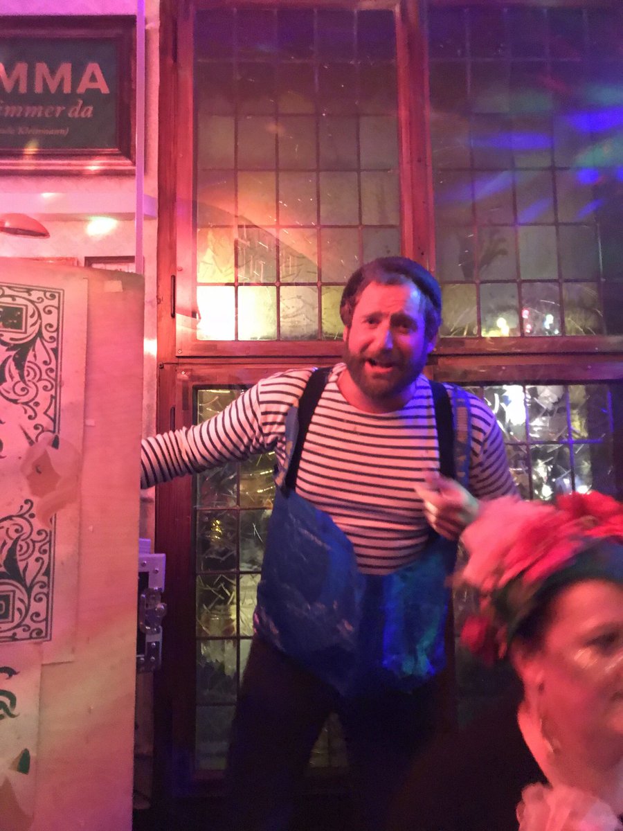 TruKarlo's tweet photo. +++ Maniküre schmerzhafter als gedacht +++ #vollereinsatz #WhereIsTheHandOfTheDJ #köln #karneval #truefactsgonewild https://t.co/5Xy66RuUzK