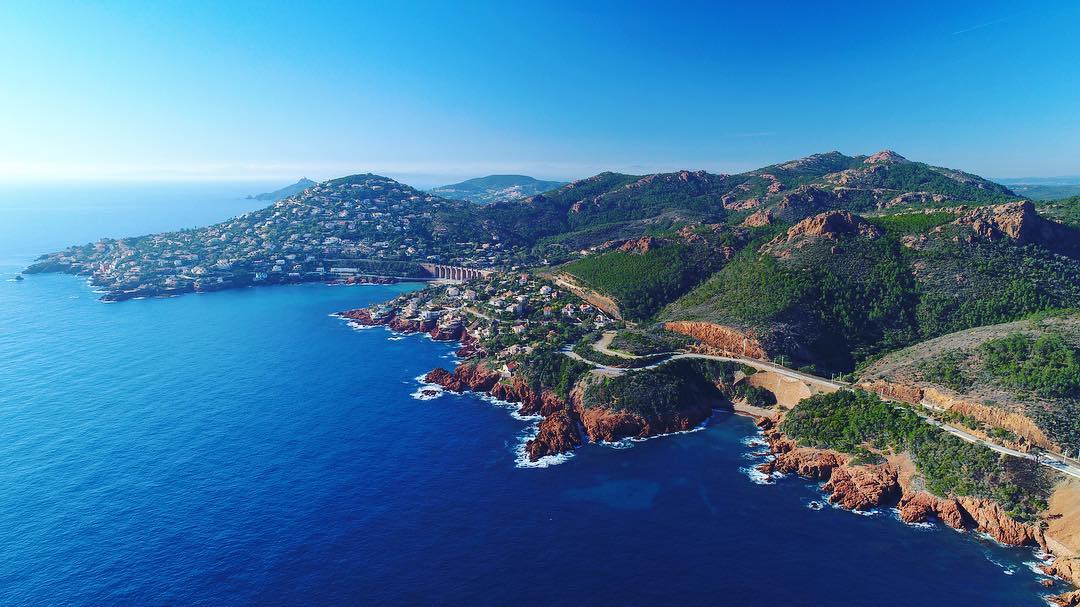 [ Photo de la semaine ] 📸 Notre coup de cœur : Anthéor &amp; la Corniche d'Or vus du ciel 😍 Photo ©laurent_bacolla. Vous aussi, partagez vos photos avec le tag #VisitEsterel sur Instagram et suivez nous ➡️ instagram.com/esterelcotedaz… #CotedAzurFrance