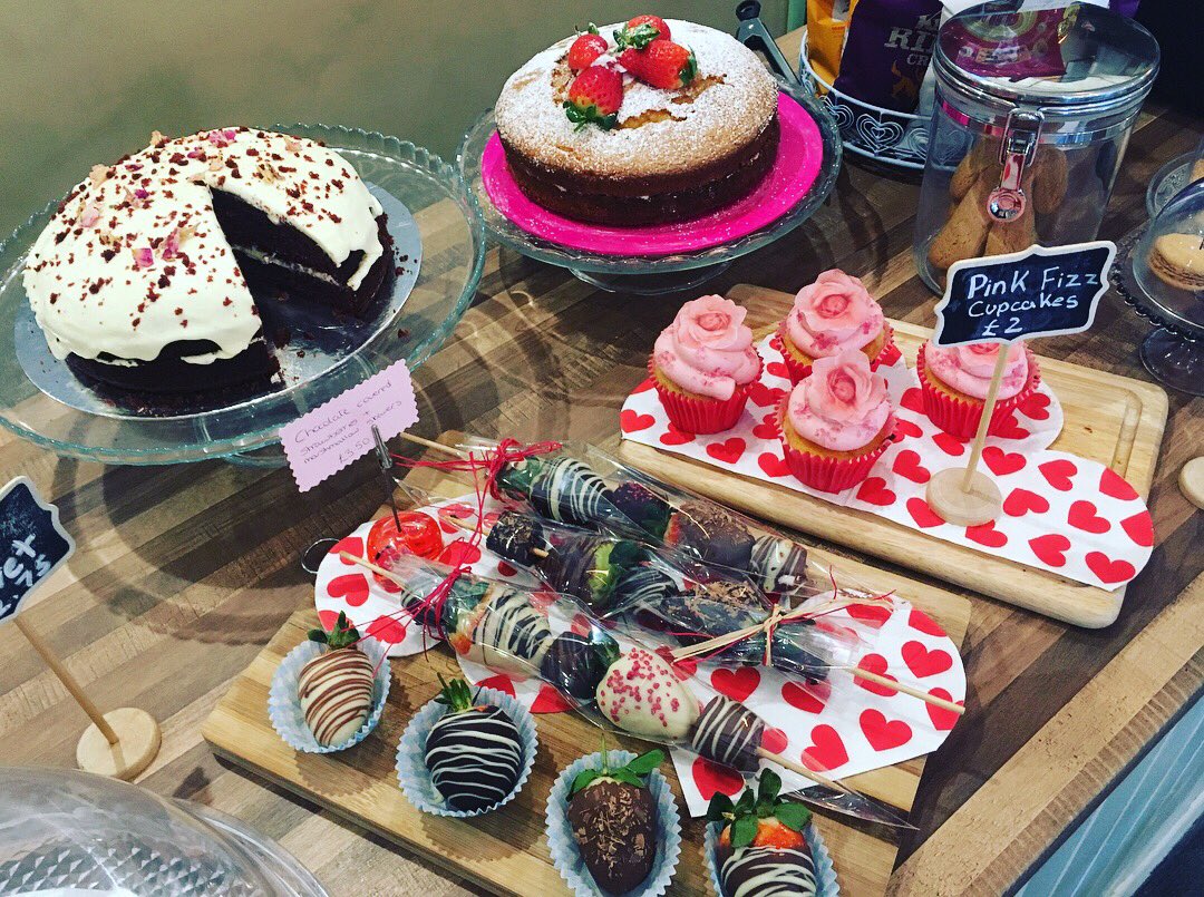ChunkyTeapot's tweet photo. 💓VALENTINES TREATS 💓

-Chocolate covered Strawberies &amp; Marshmallows
- Red Velvet 
- Pink Fizz 
- Victoria Sponge
- Strawberries &amp; Cream pie https://t.co/peY2Nicxkn