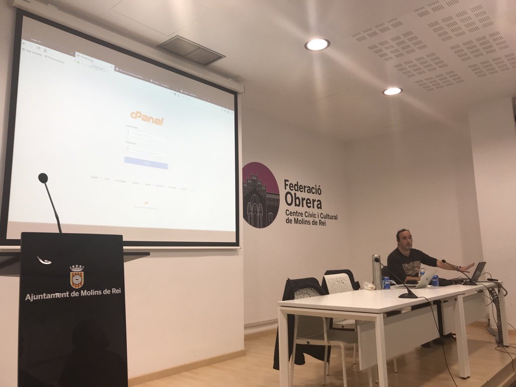 WP_Molins's tweet photo. Ara és el torn de Jordi Sala on farà una instal•lació de WordPress en directe #MolinsdeRei #WordPress https://t.co/MKiYWc1Elb