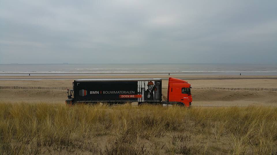 BMN_Zaandam's tweet photo. Op een zonnige dag zijn ook wij te vinden op het strand! Materialen leveren om strandboulevards te bouwen? Doen we! https://t.co/8B0jOZFhRC