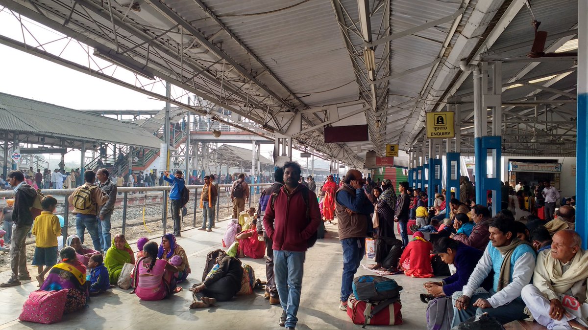 k_shailesh01's tweet photo. @IndiaRailway @PiyushGoyal No display works at #SiwanJunction. Is this modification of #IndianRailway https://t.co/XBLSmqYFPw