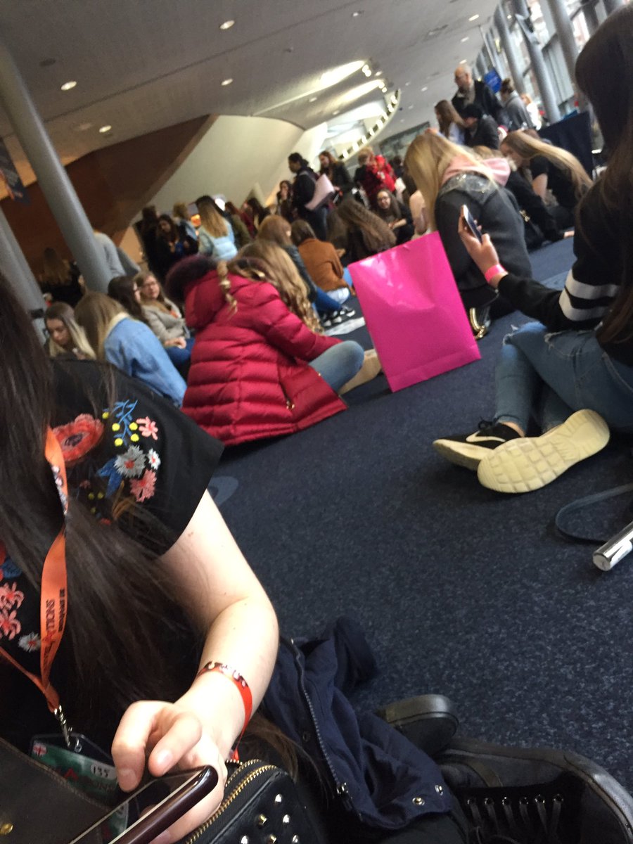 mxgnusbanee's tweet image. We're here and the wait begins @RevEndgameUK #pllcon