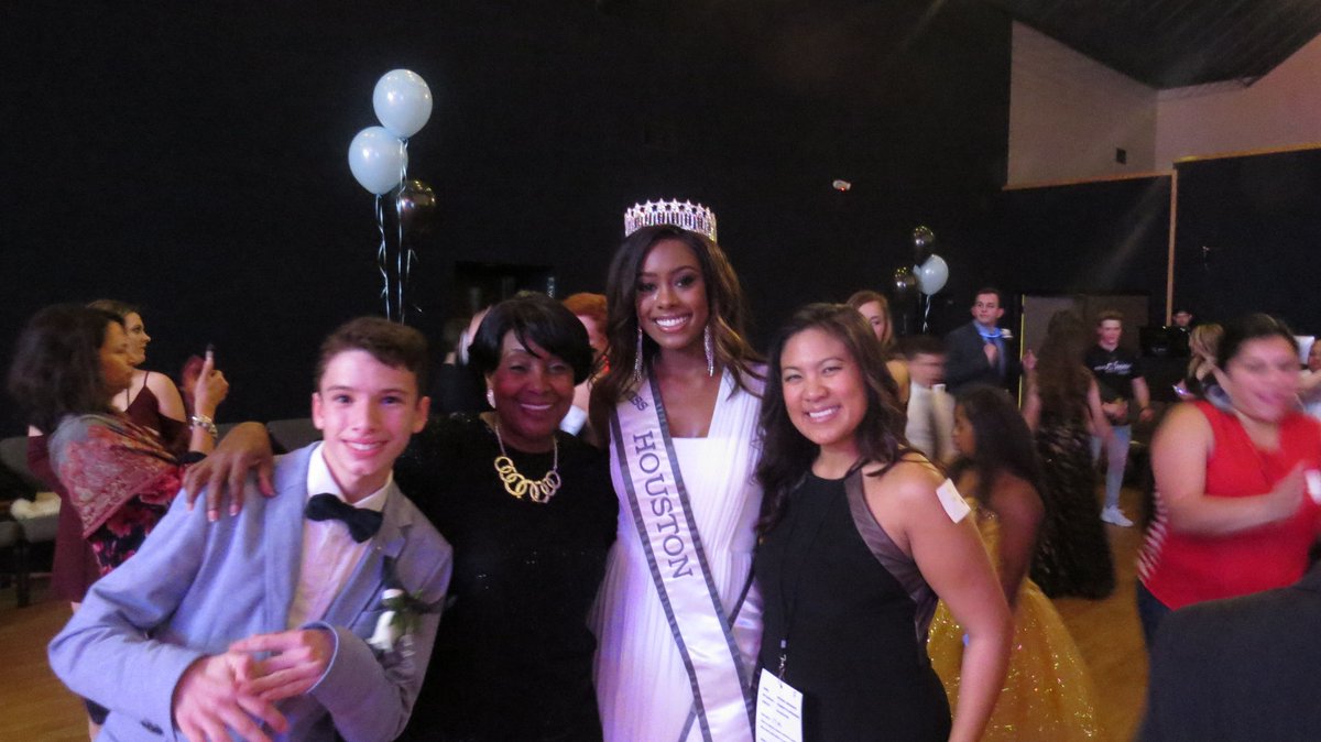 AlohaLashResort's tweet image. We just wrapped up the most fantastic evening, at Tim Tebow's Night To Shine. It was an honor to be apart of this. I'm talking some of the best fun and pure joy to participate in!!!!!!! Way to go Prom Queens and Kings, you made my year.
#nighttoshine
#misshouston
#alohalashresort