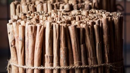 colombo7gin's tweet photo. #ColomboNo7gin is made from a blend of 7 spices &amp; #botanicals. 4 #nativebotanicals – cinnamon bark, curry leaves, ginger root &amp; coriander seeds combine with base notes of #juniper berries, liquorice &amp; angelica to create a subtly spiced #gin: https://t.co/BCA8kpsbEk #craftgin #gin https://t.co/qPorJGRuhR