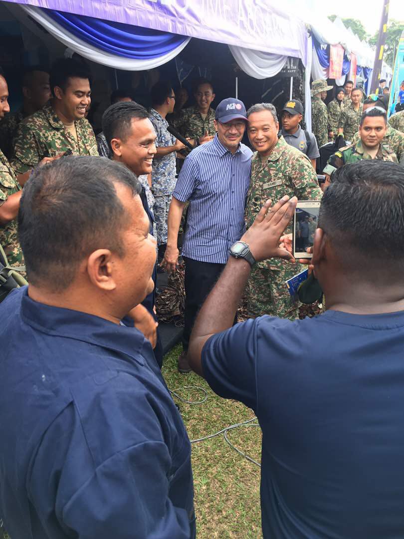 MINDEFMalaysia's tweet image. YB Dato&apos; Seri @HishammuddinH2O tidak melepaskan peluang untuk singgah di Booth Pameran Kerjaya ATM ketika hari pertama Fiesta NBOS Mesra Rakyat di Paloh, Kluang, Johor
  
#FiestaNBOS
#NadiNegaraku
#SembrongKita