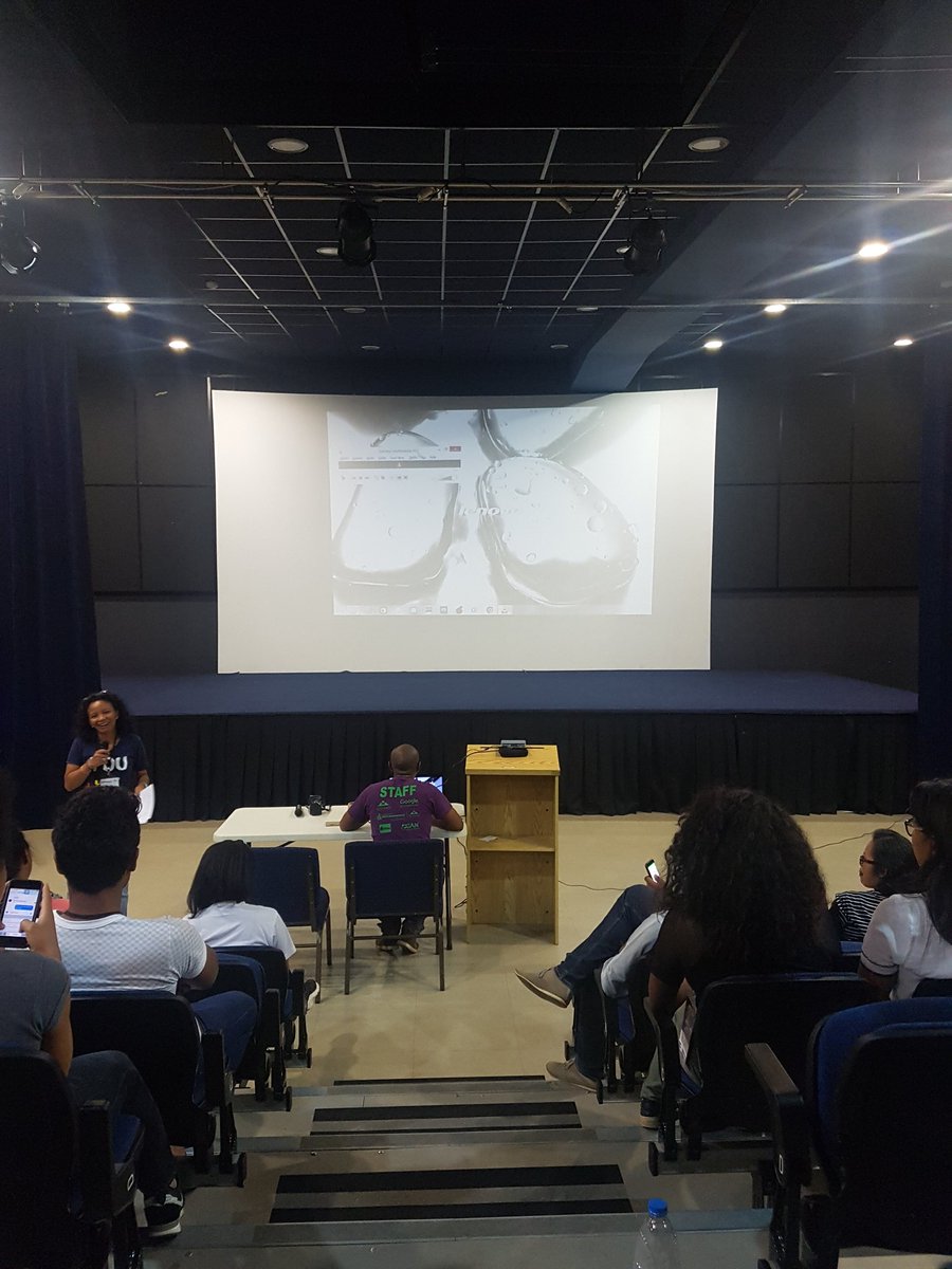 GSWW_Tana's tweet photo. Mini workshop, learning pour pitcher comme des reines avec @RakotondrainiB ! 👸 
#globalSWWomen 
#JoinTheWave 
#BeAmbitious https://t.co/Gid4JhlnZA