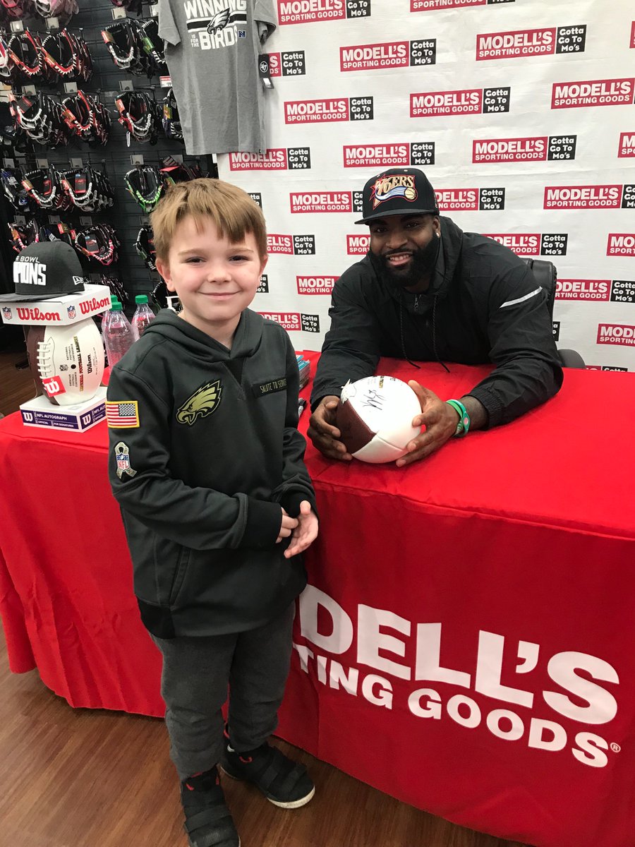 Rivero9892's tweet photo. Thank you so much @mrgetflee99 for taking the extra time to get a pic with my boy!! Literally made his whole life. Dom said he knows he’s gonna have a good football season this year because you told him good luck! We have the best players on our team!! Such a nice guy 🦅🏈🦅 https://t.co/W6LK9owmGs