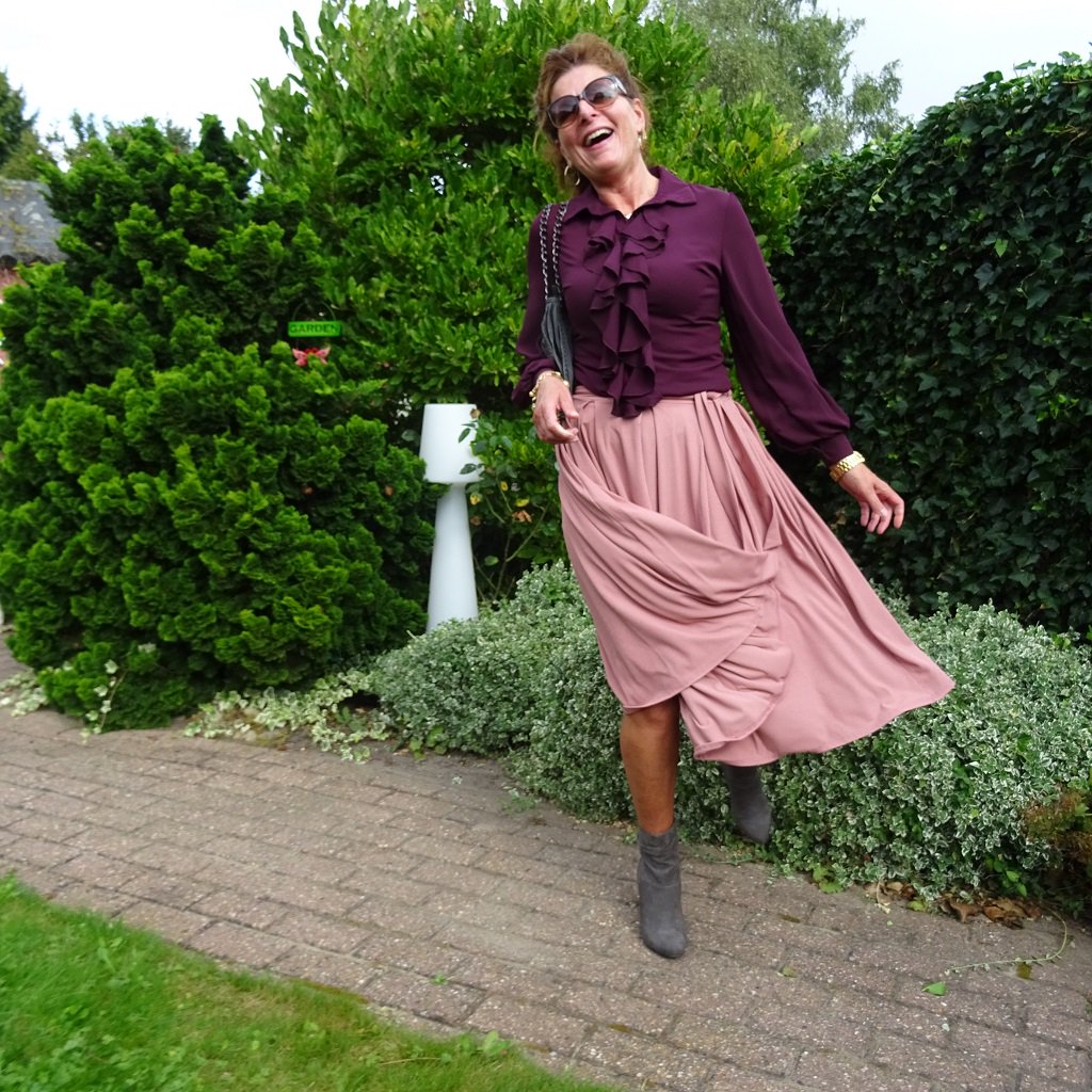 nancybaten1's tweet photo. One from a while ago, but the colors are so Februari 2018!
#burgundy #clothing #FASHION #fashionover40 #fashionover50 #fashionblog #grayankleboots #midiskirts #mystyle #ootd #pinkskirt #ruffledblouse #STYLEOVER40 #womenslook #womenswear https://t.co/StLbG9FTJT https://t.co/LpdO3PV9mh