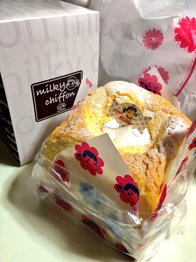 楓 ろざ Twitterissa 不二家のミルキークリームシフォン このケーキ専用のお箱に入っていました 大きさは食パン1斤よりも一回り小さいです シフォンの中央にはミルキー味のクリームが 定番商品ではなく発売日もいつと決まっていないようで しかも数量限定
