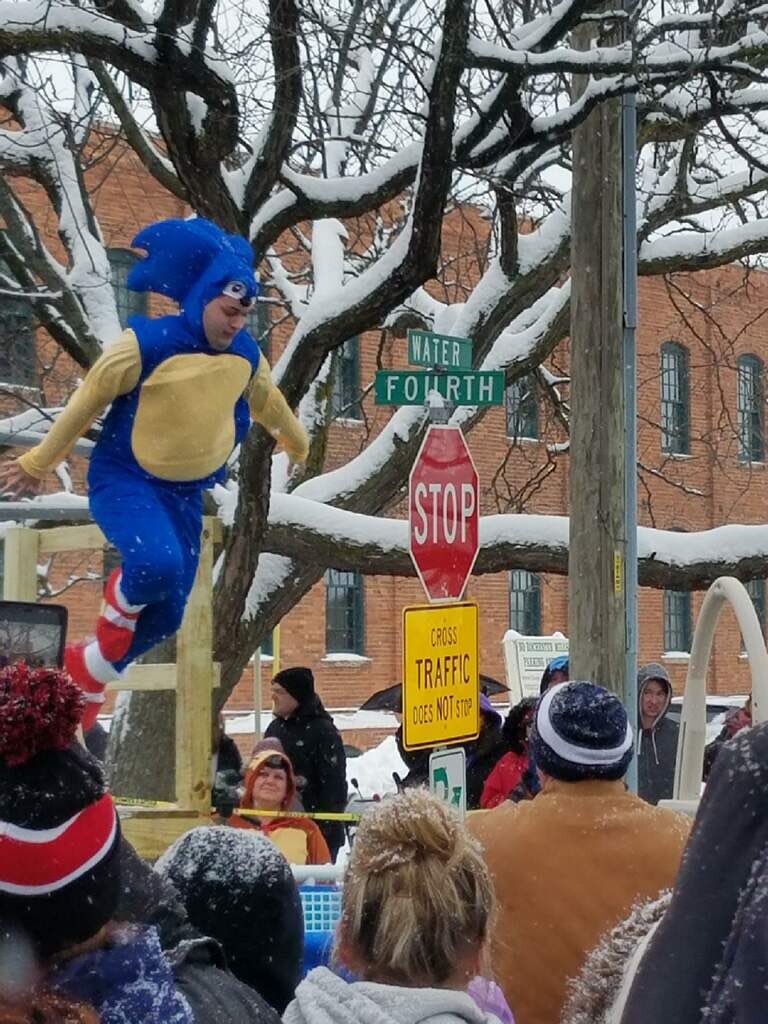 Lamphere_Center's tweet photo. Polar Plunge. Team Shock and Thaw.  #Wearelamphere https://t.co/lZLeundUbm