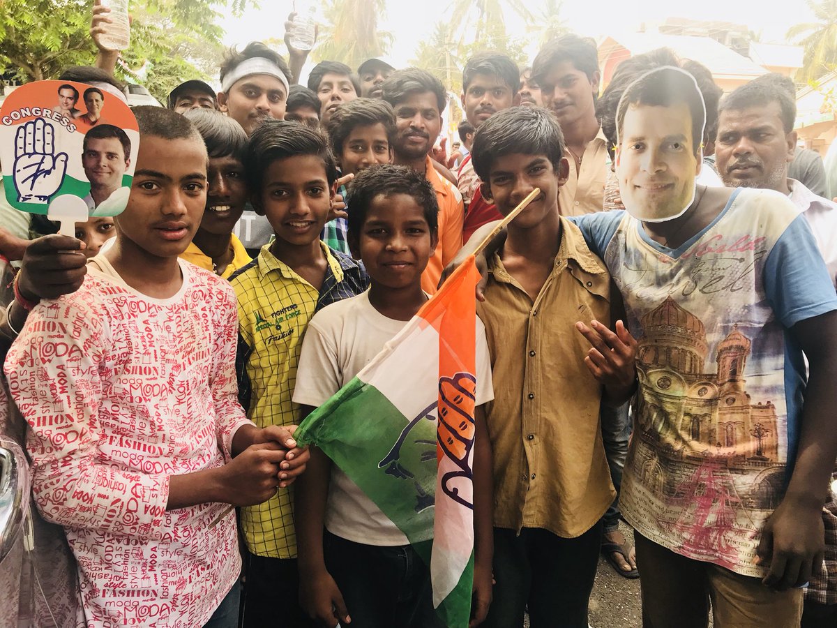 AdvJebiMather's tweet photo. These kids says after @OfficeOfRG speech... “Rahul Bhaiyya is right.... Modiji, aage dekhkey drive Karo....No Rearview mirror driving... Our Future and country’s future matters to us!” #RGinKarnataka @IYC @INCKarnataka @IYCKar @INCIndia https://t.co/DdLCx9oF7E