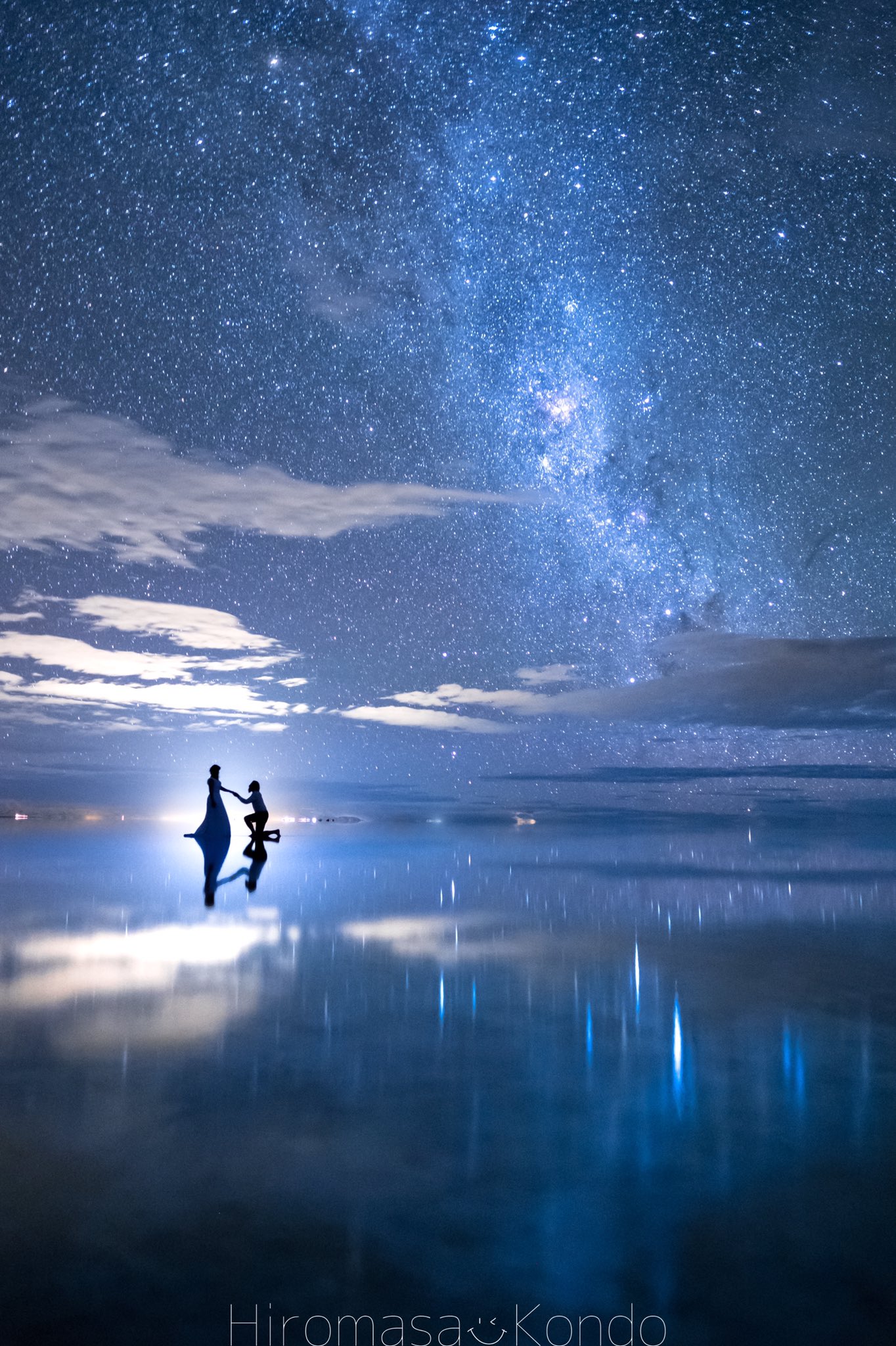 こんちゃん ウユニ塩湖の撮影で1番感動した瞬間 星空の中で愛を誓ったふたり Lovegraph T Co Lyq7ormid5 Twitter