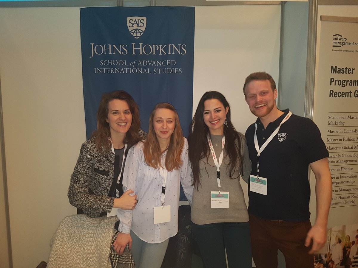 SAIS alumni volunteers <a href="/SAISEuropeBlog/">SAIS Europe Blog</a> @SliceOfSAIS EUSF2018