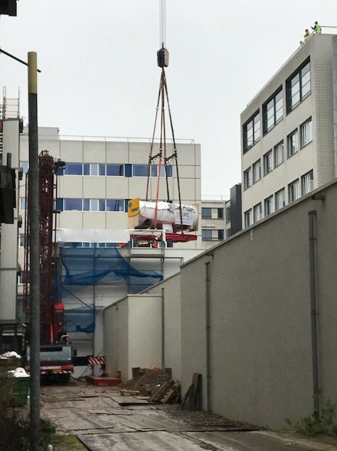 Vandaag is de deeltjesversneller succesvol in de bestralingsbunker van <a href="/ZONPTC/">ZON-PTC Maastricht</a> naast <a href="/MAASTROclinic/">MAASTRO clinic</a> gehesen. Innovatieve protonenbehandeling op <a href="/BL_Health/">Blue Light Health</a> weer een stap dichterbij voor de patiënten!